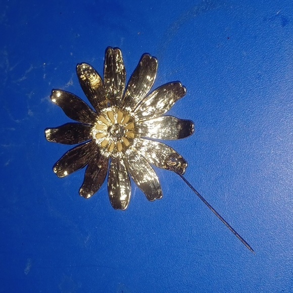❤️3/$10❤️ Black Sunflower Brooch - Picture 2 of 5